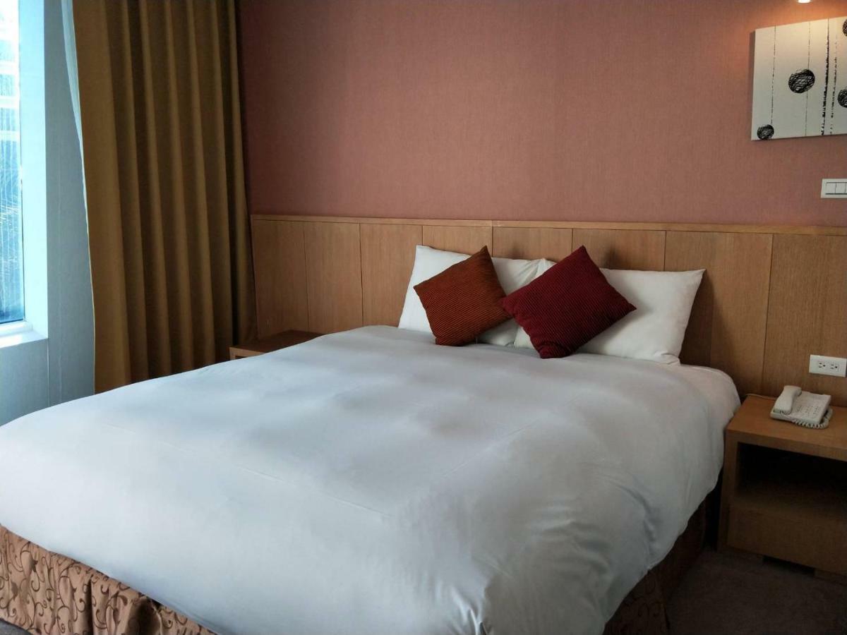 In Young Hotel Kaohsiung Exteriör bild